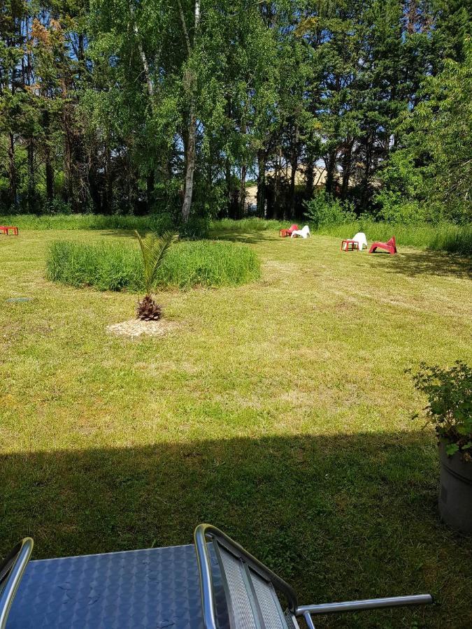 03 - Joli Studio Traversant Situe Au Rdc Avec 2 Lits, Tout Equipe Pour 1, 2 Ou 3 Personnes Maximum, Entree Independante Donnant Sur Parking Dont Une Place Est Reservee Devant La Porte, Grand Fourgon Possible Et Petit Jardin Sur L'Arriere Comme Une Ma Razac-sur-lʼIsle Eksteriør bilde