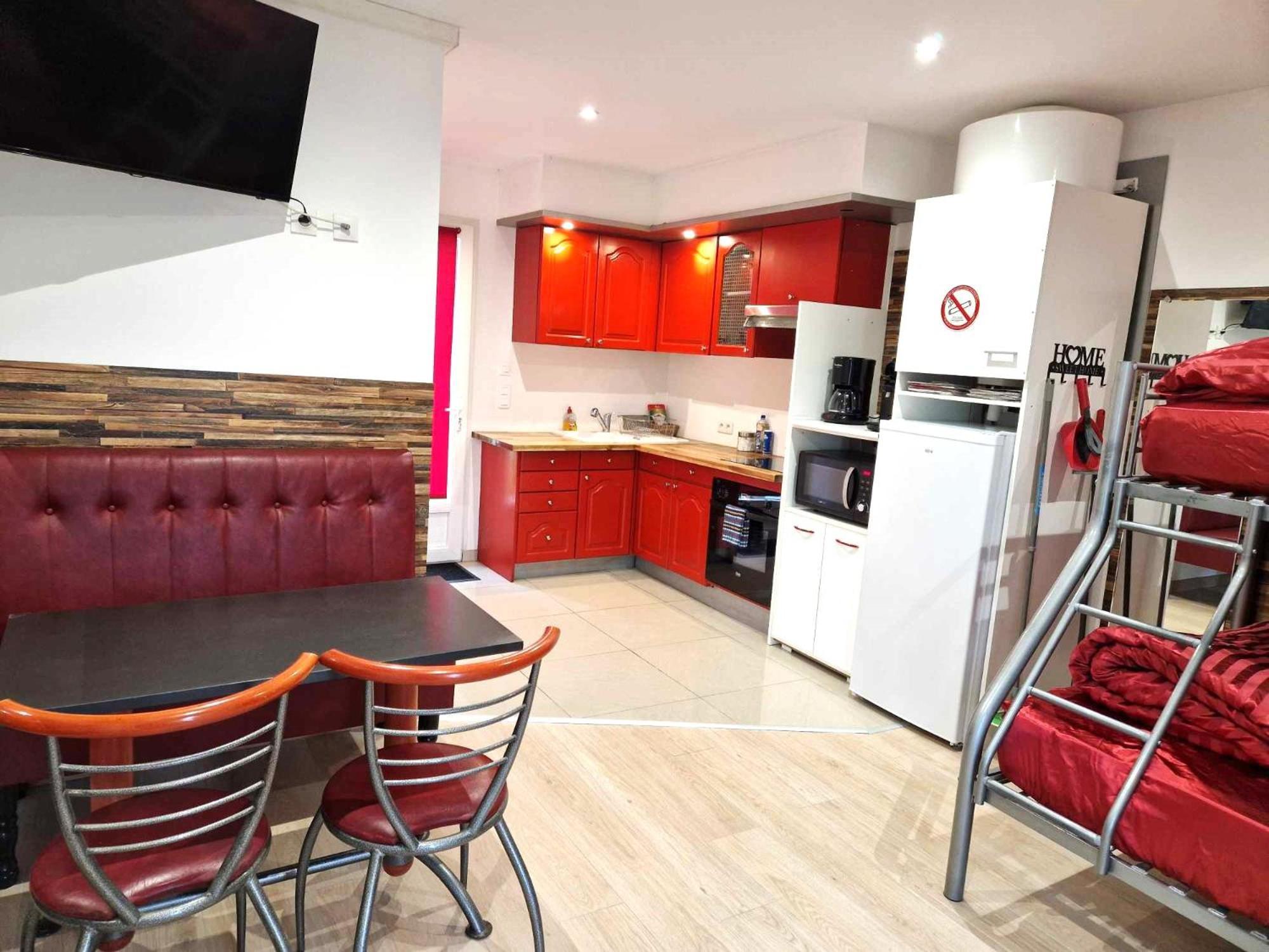 03 - Joli Studio Traversant Situe Au Rdc Avec 2 Lits, Tout Equipe Pour 1, 2 Ou 3 Personnes Maximum, Entree Independante Donnant Sur Parking Dont Une Place Est Reservee Devant La Porte, Grand Fourgon Possible Et Petit Jardin Sur L'Arriere Comme Une Ma Razac-sur-lʼIsle Eksteriør bilde